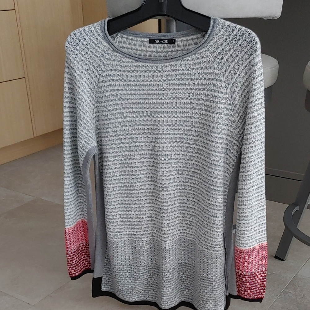 NIC+ZOE Women's Gray and White Sweater with red and zipper detail